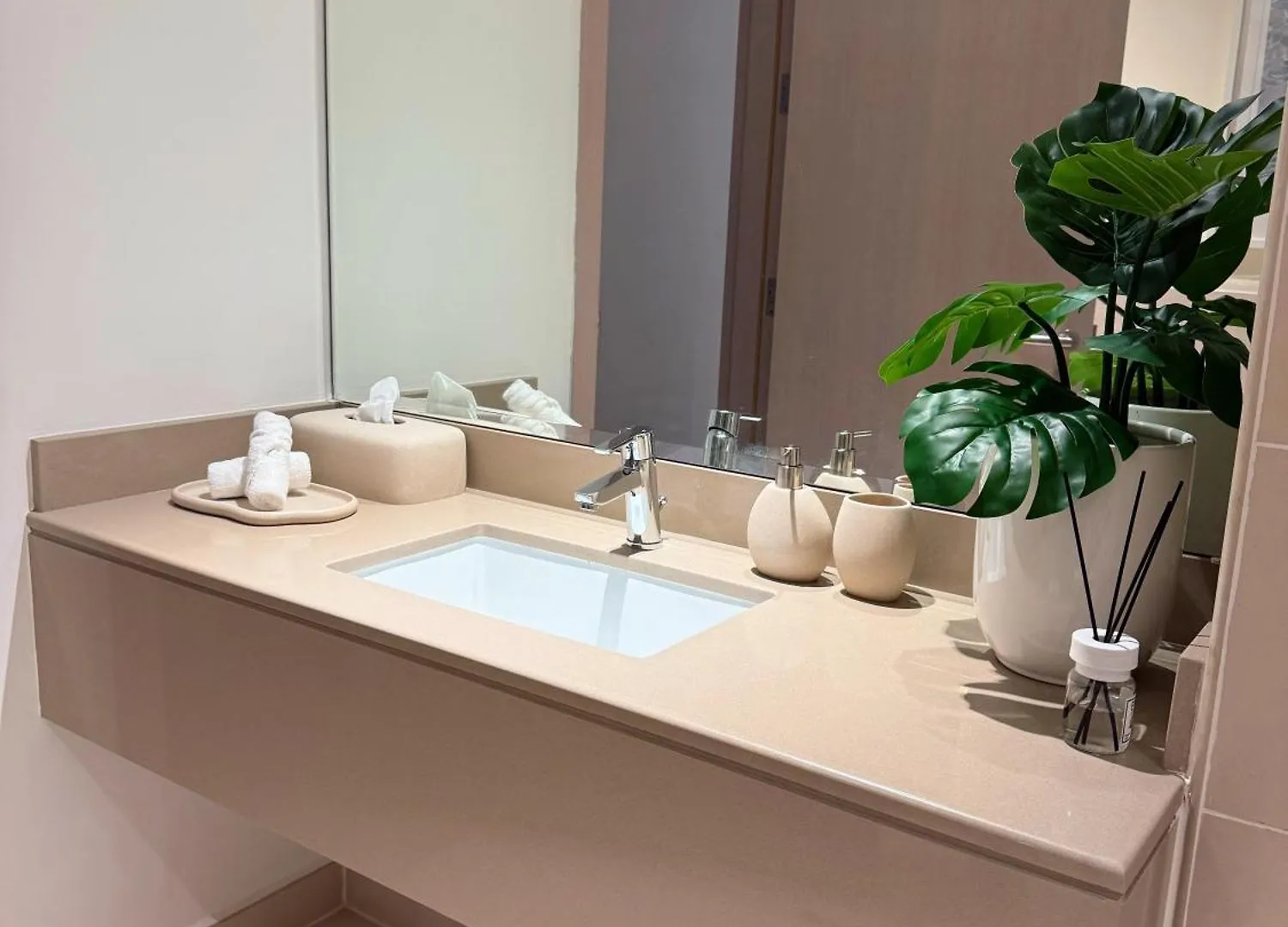 Waters Edge 2 Bedroom Voyage Abu Dhabi